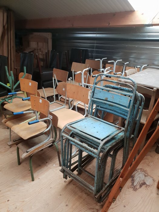foto d 23 . stoelen oud
