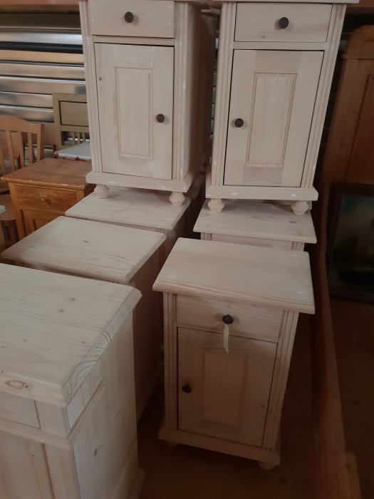 foto d 26 .  Nachtkastjes nieuw van oud hout.
