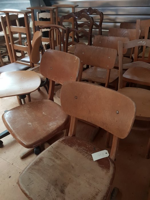 foto d 27 .  stoelen oud